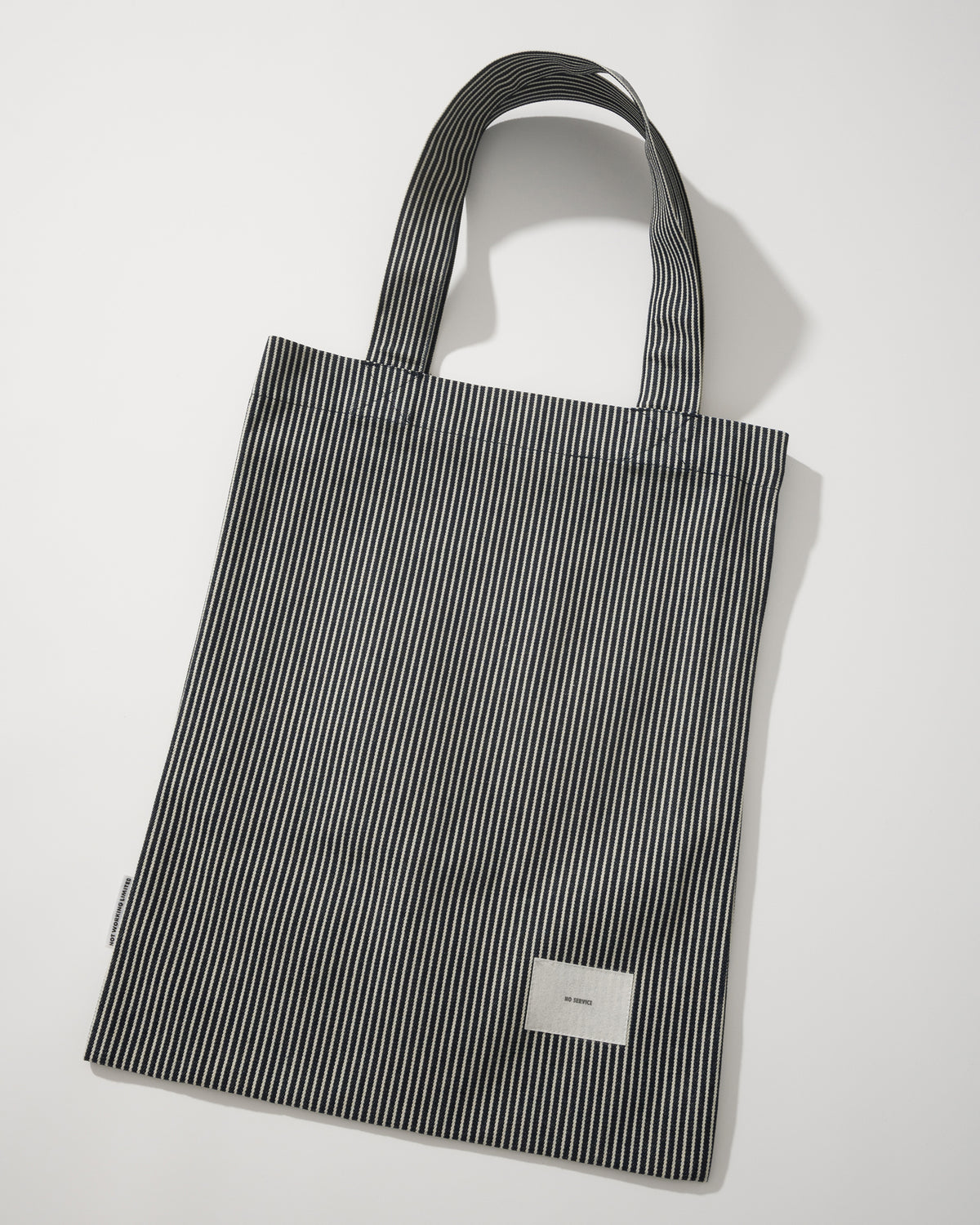 NOT WORKING NW702 VERTICAL TOTE BAG 黑白間條色 背面斜角