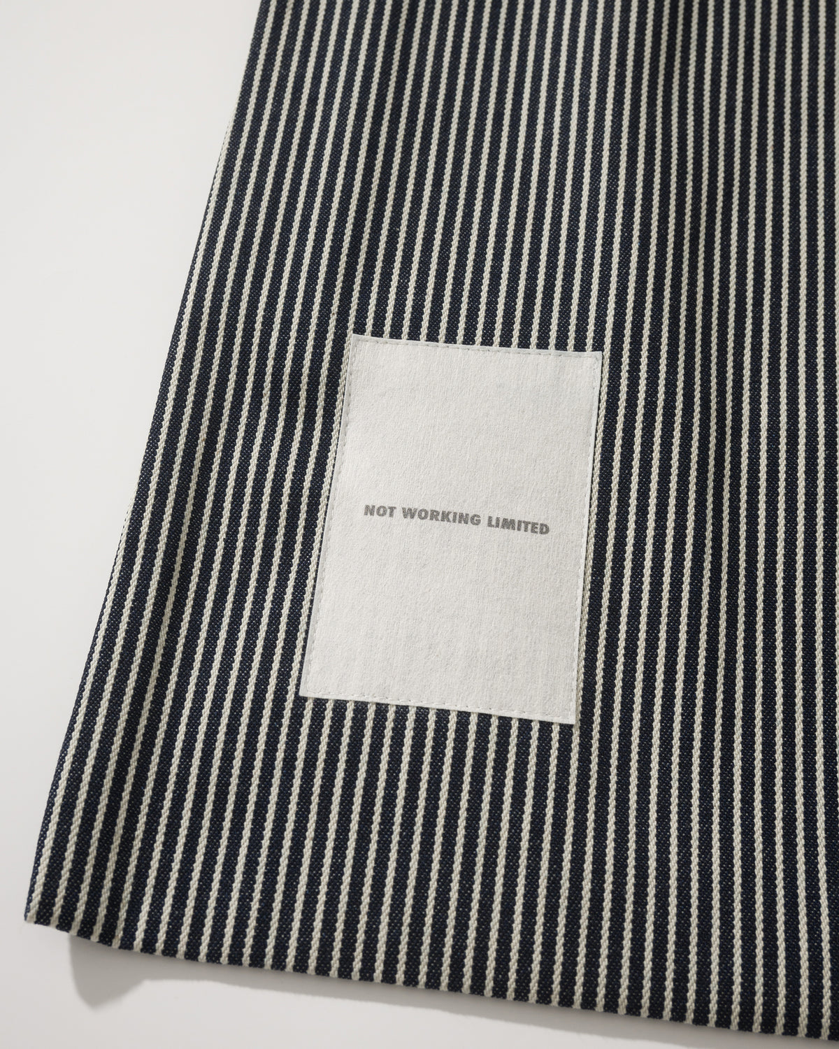 NOT WORKING NW702 VERTICAL TOTE BAG 黑白間條色 「NOT WORKING LIMITED」布標細節