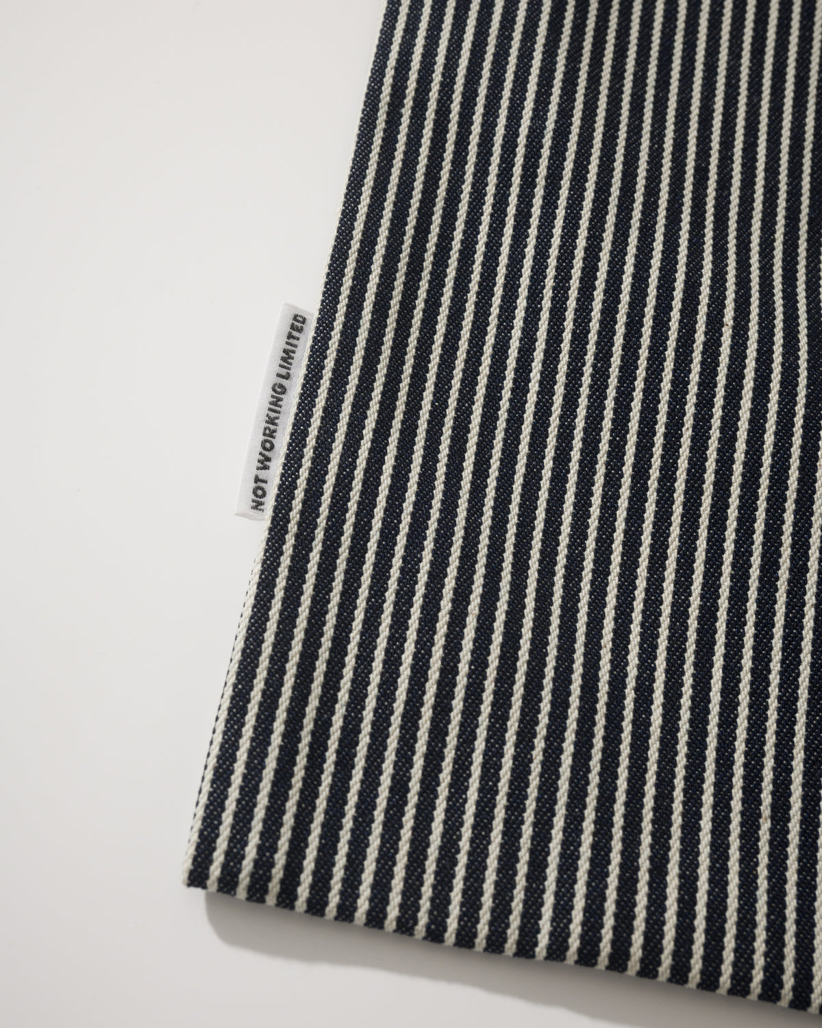 NOT WORKING NW702 VERTICAL TOTE BAG 黑白間條色 側邊旗仔標細節