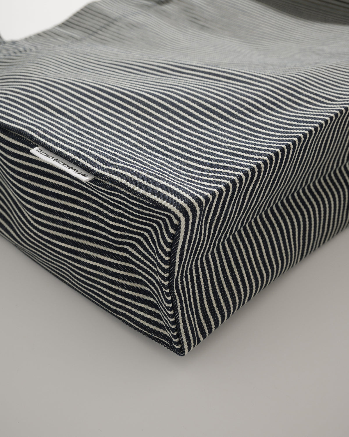 NOT WORKING NW702 HORIZONTAL TOTE BAG 黑白間條色 袋底角位細節