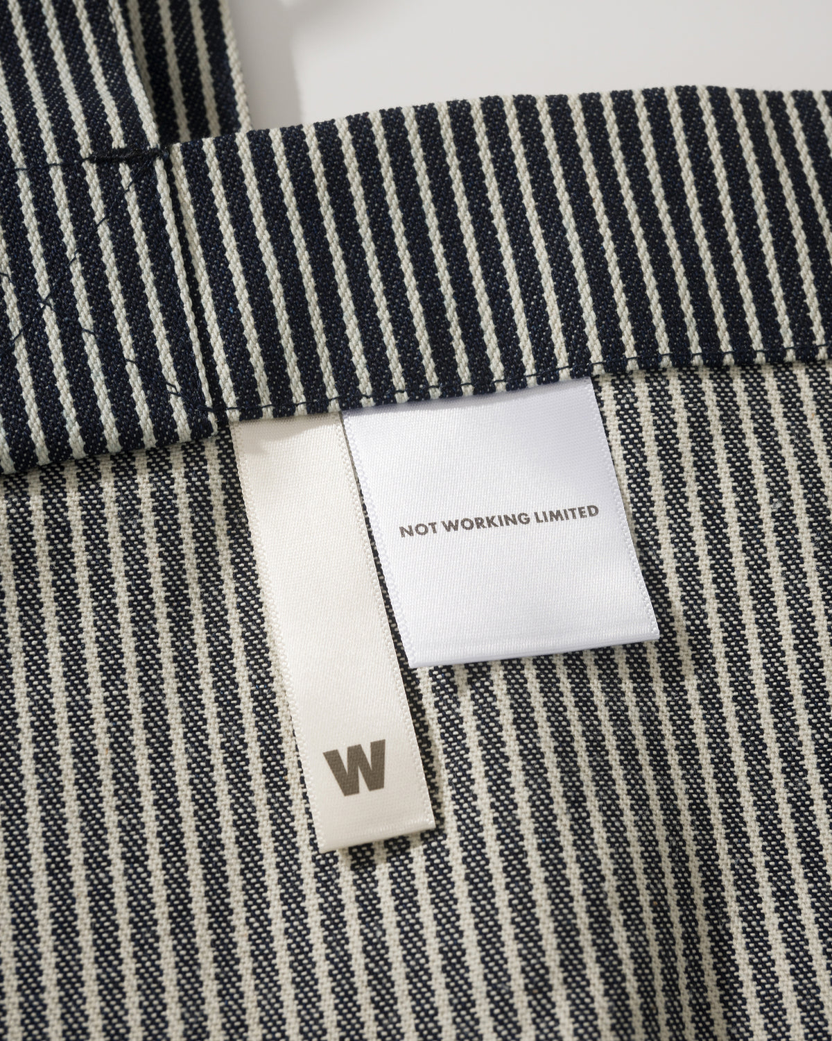 NOT WORKING NW702 HORIZONTAL TOTE BAG 黑白間條色 內標細節