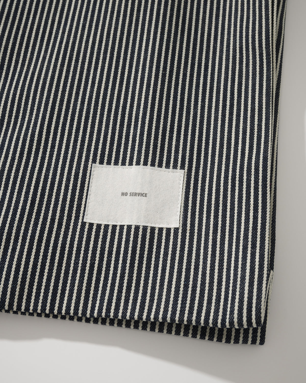 NOT WORKING NW702 HORIZONTAL TOTE BAG 黑白間條色 「NO SERVICE」布標細節