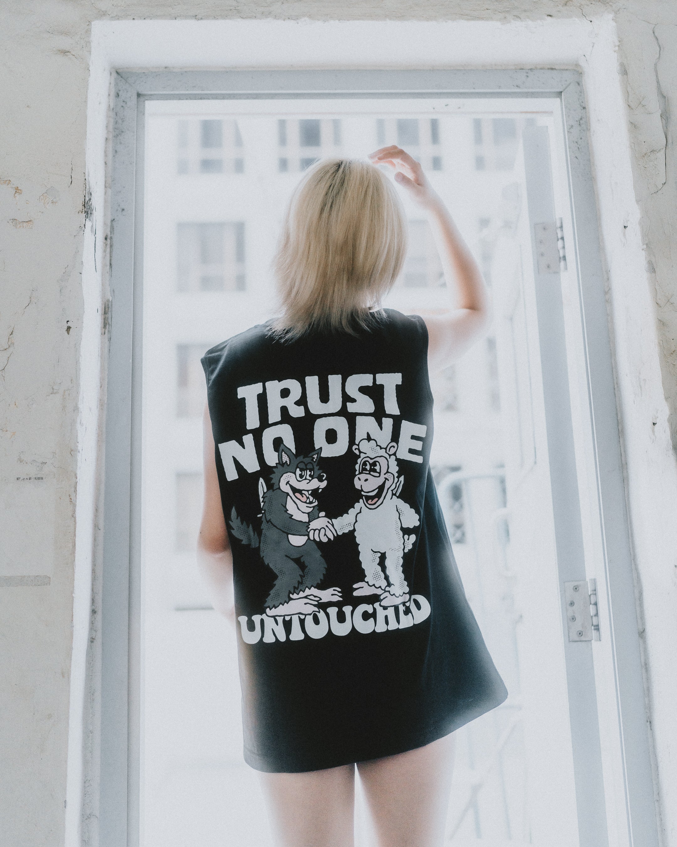 TRUST NO ONE NS TEE