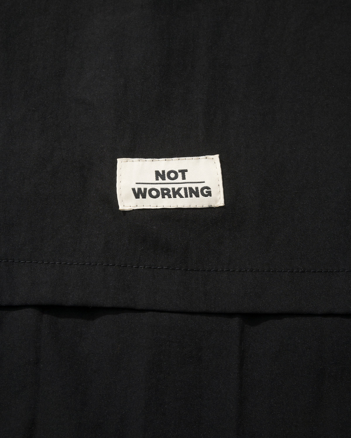NOT WORKING NW304 LAYERED POCKET OVERSIZED SHIRT 黑色 後幅 NOT WORKING 布章