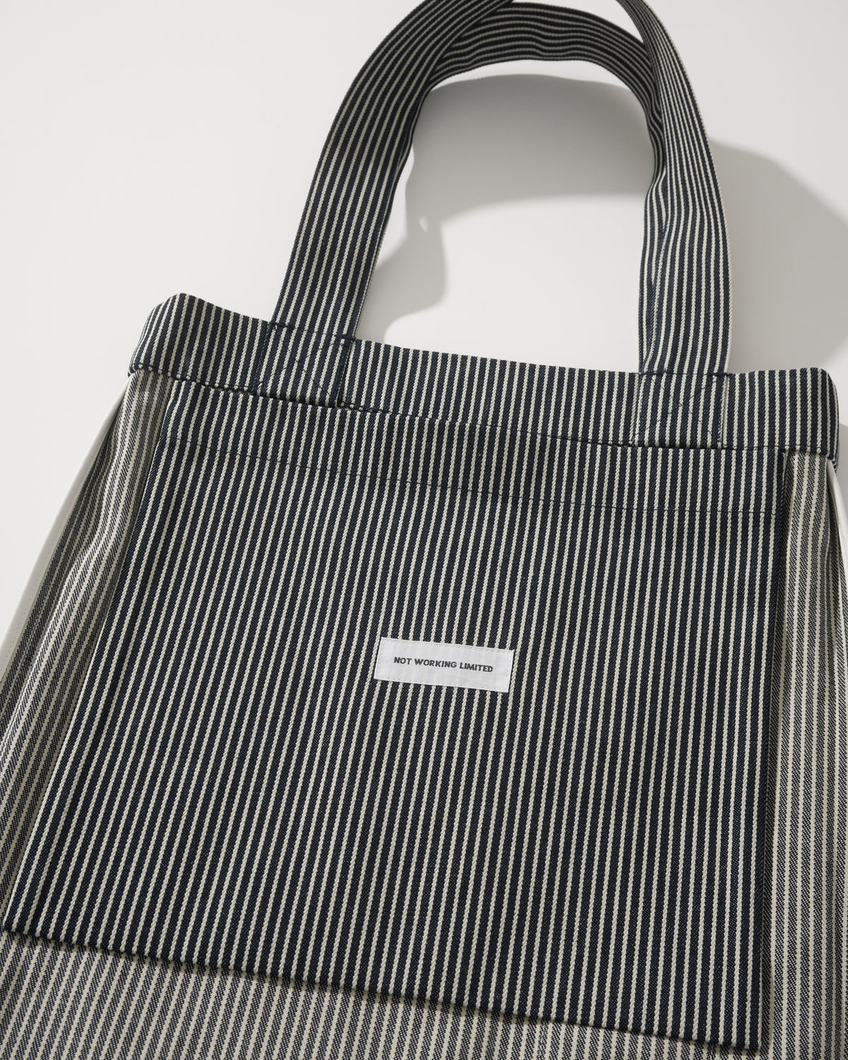 NOT WORKING NW702 VERTICAL TOTE BAG 黑白間條色 內袋細節