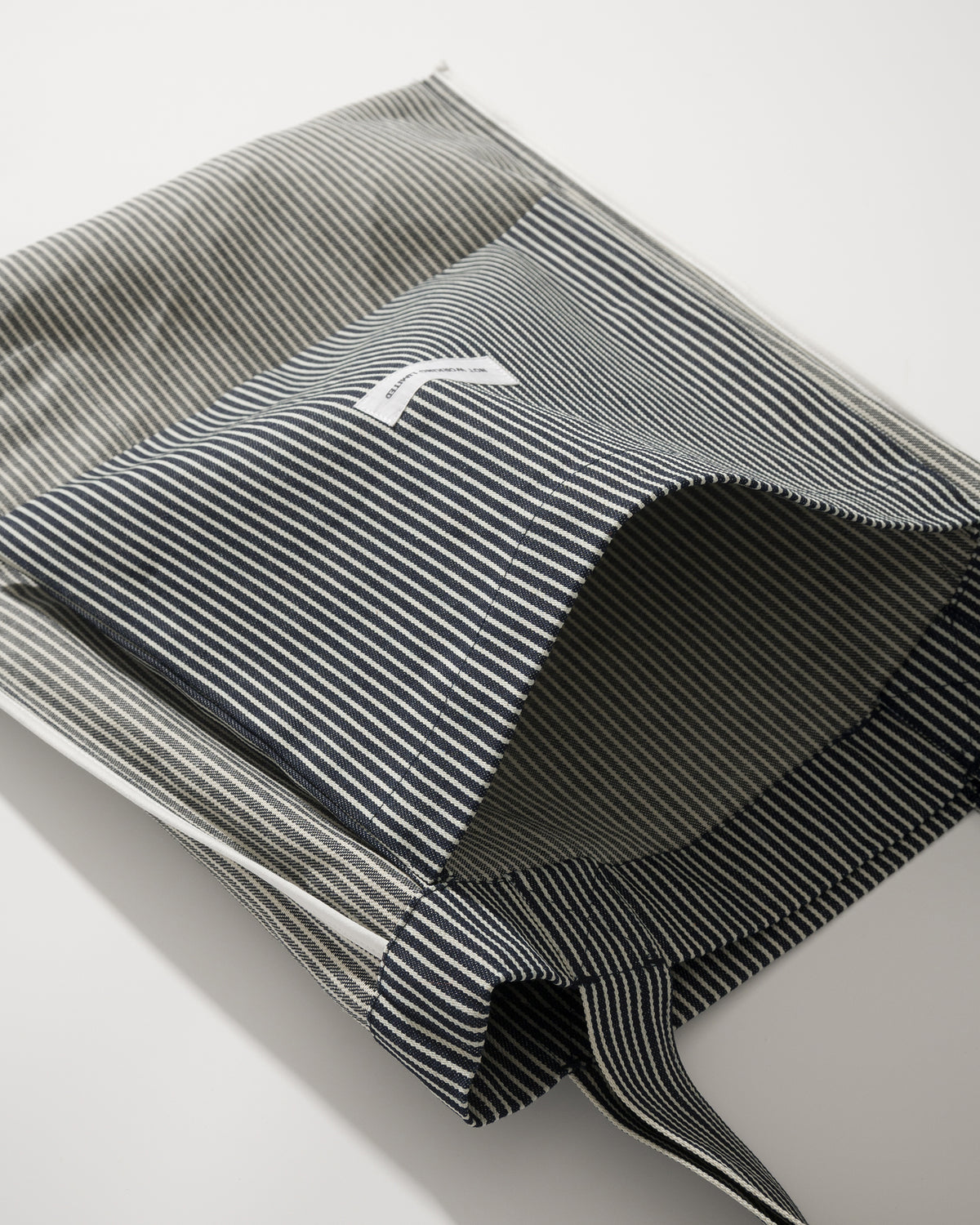 NOT WORKING NW702 VERTICAL TOTE BAG 黑白間條色 袋內細節