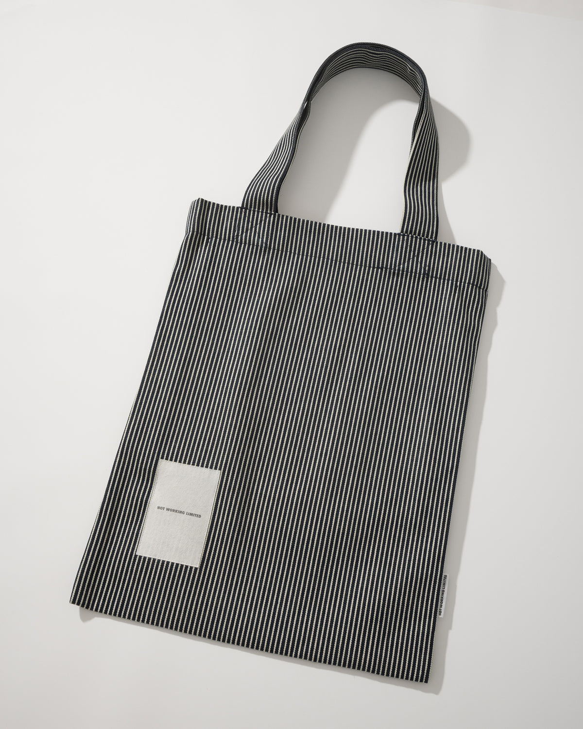 NOT WORKING NW702 VERTICAL TOTE BAG 黑白間條色 正面斜角