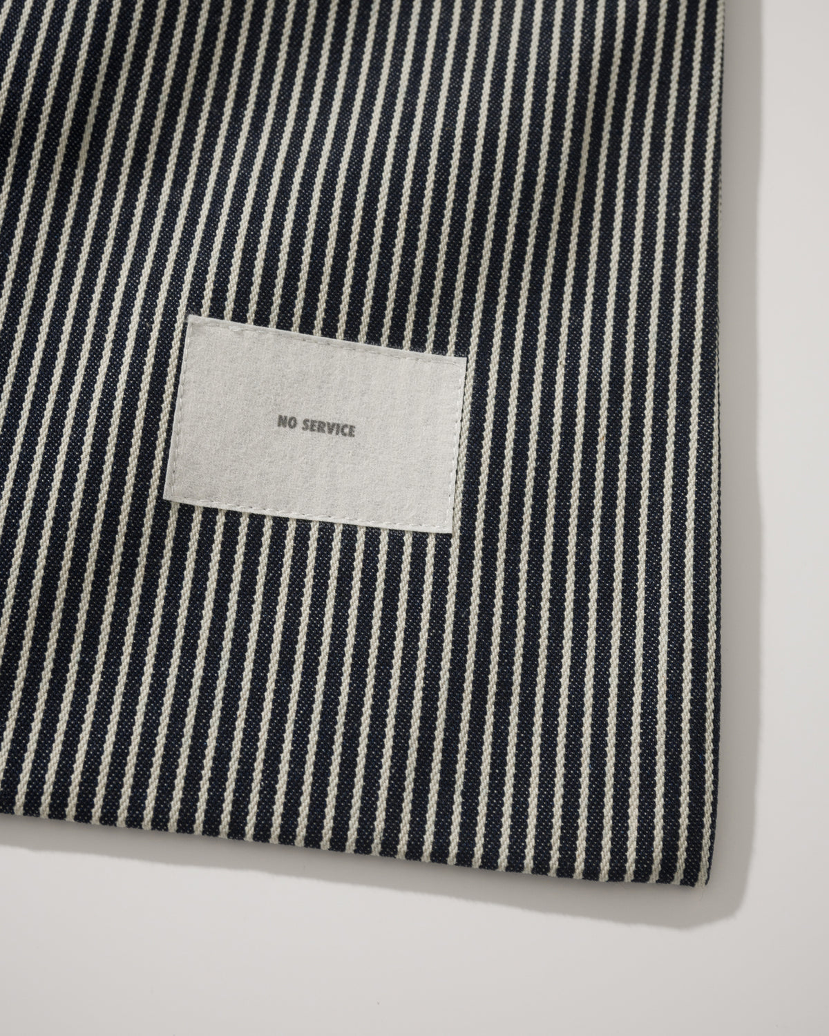 NOT WORKING NW702 VERTICAL TOTE BAG 黑白間條色 「NO SERVICE」布標細節