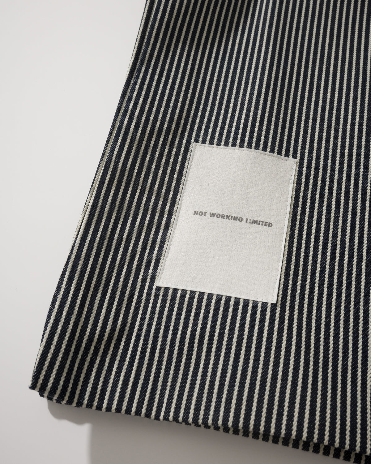NOT WORKING NW702 HORIZONTAL TOTE BAG 黑白間條色 「NOT WORKING LIMITED」布標細節