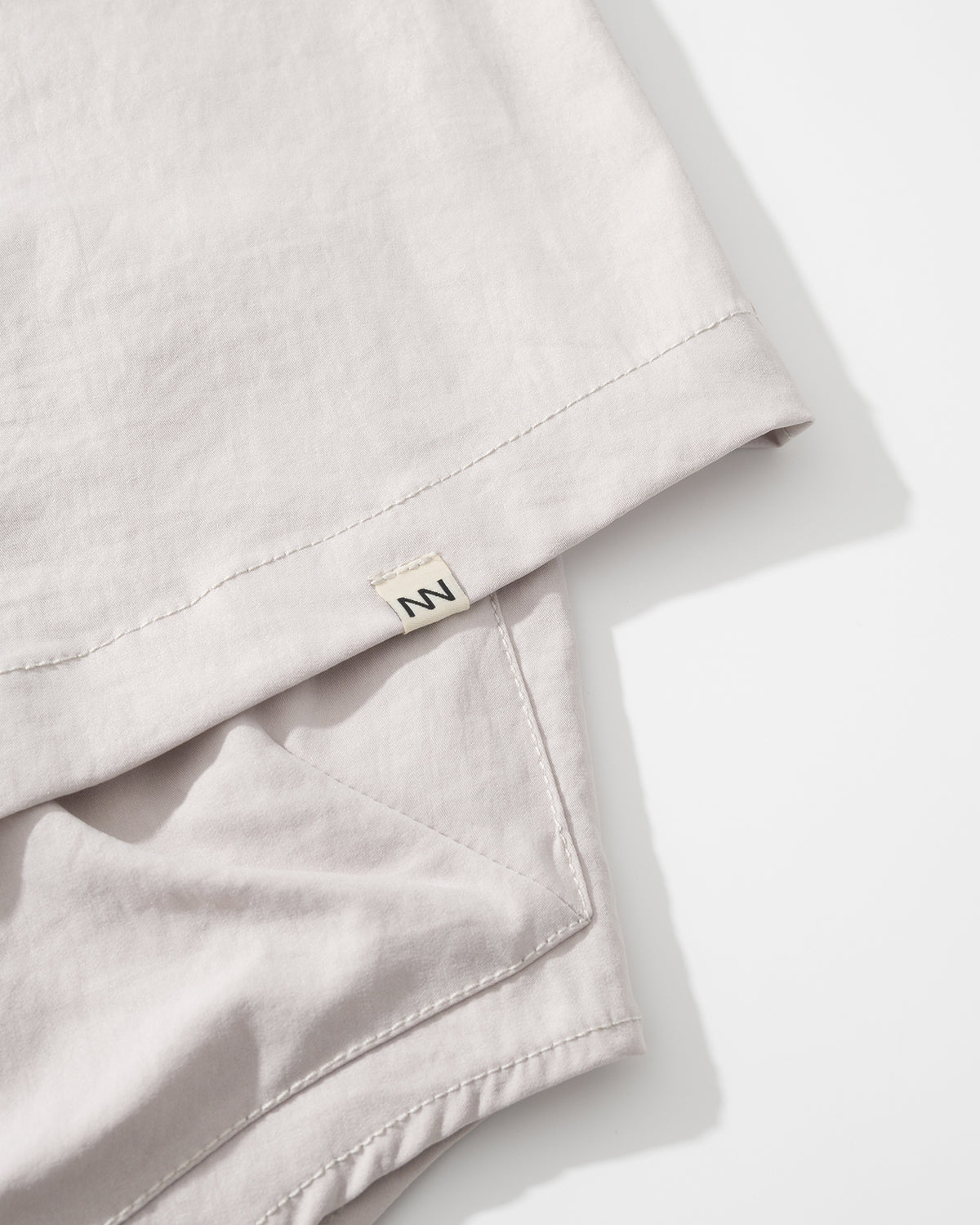 NOT WORKING NW304 LAYERED POCKET OVERSIZED SHIRT 淺灰色 前下擺 NW LOGO 織標